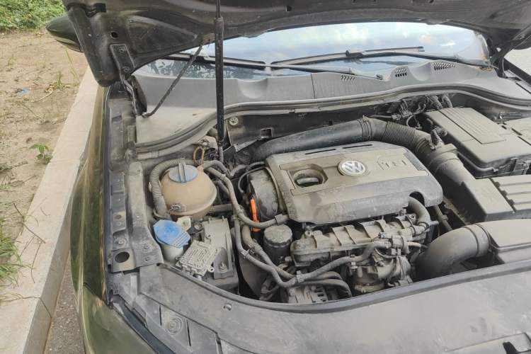 Used Volkswagen Magotan 2012 Revised Version 1.8TSI Leading Edition Engine Bay Right