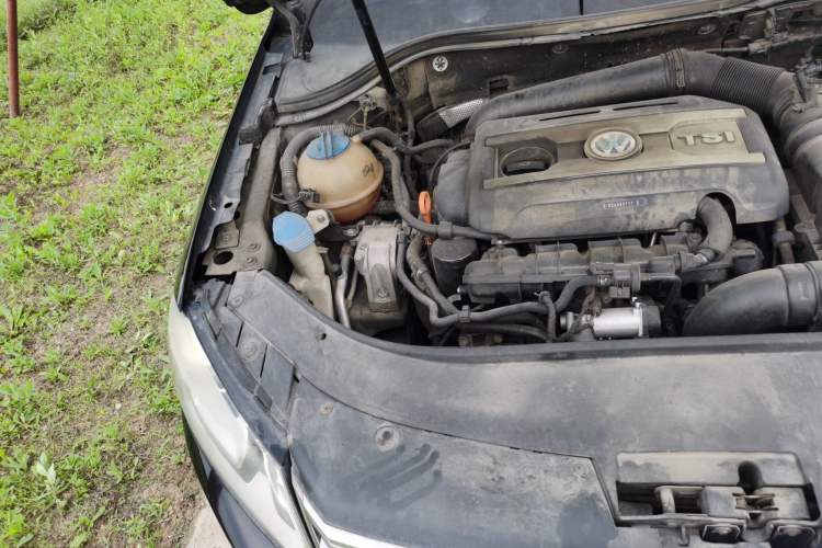Used Volkswagen Magotan 2012 1.8TSI Luxury Model Engine Bay Right