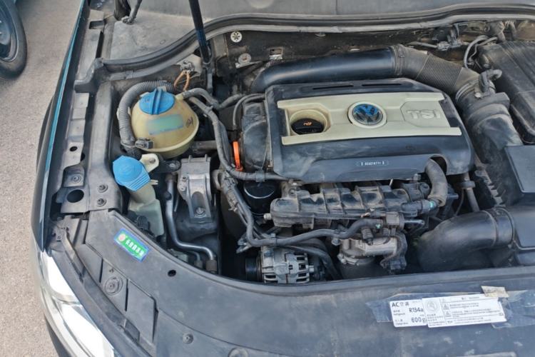 Used Volkswagen Magotan 2012 1.8TSI Luxury Model Engine Bay Right