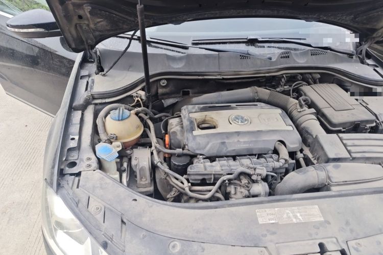 Used Volkswagen Magotan 2012 1.8TSI Prestige Model Engine Bay Right