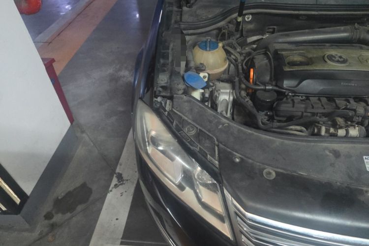 Used Volkswagen Magotan 2012 1.8TSI Luxury Model Engine Bay Right