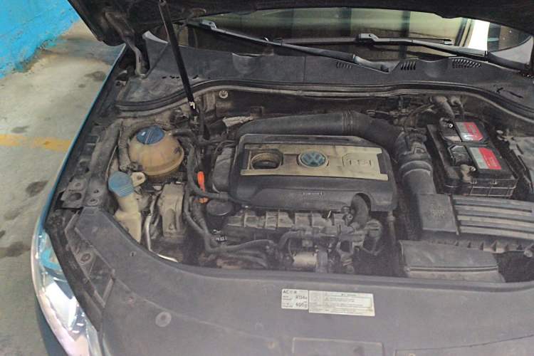 Used Volkswagen Magotan 2012 2.0 TSI Prestige Edition Engine Bay Right