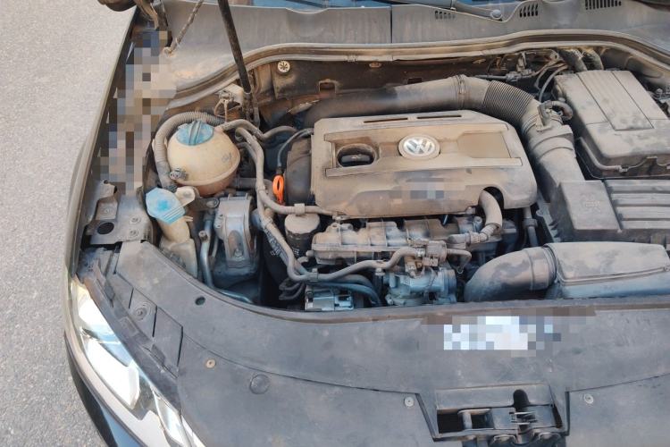 Used Volkswagen Magotan 2012 Revised Version 1.8TSI Leading Edition Engine Bay Right