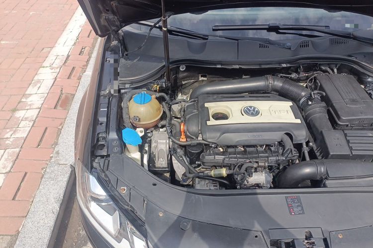 Used Volkswagen Magotan 2012 1.8TSI Prestige Model Engine Bay Right