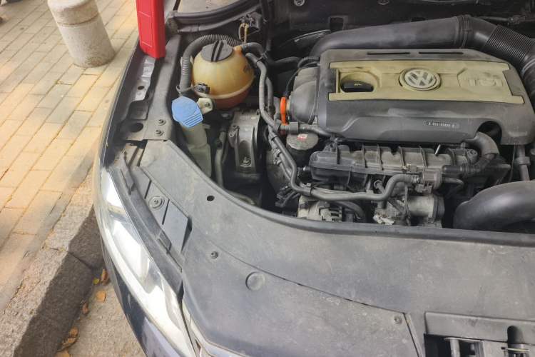 Used Volkswagen Magotan 2012 Revised 1.8TSI Luxury Version Engine Bay Right