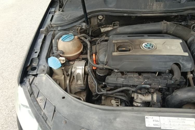 Used Volkswagen Magotan 2012 Revised 1.8TSI Luxury Version Engine Bay Right
