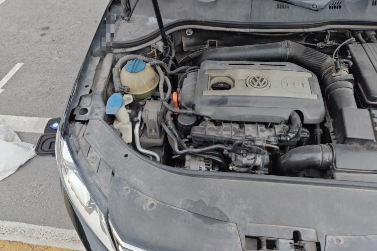 Used Volkswagen Magotan 2012 1.8TSI Luxury Model Engine Bay Right
