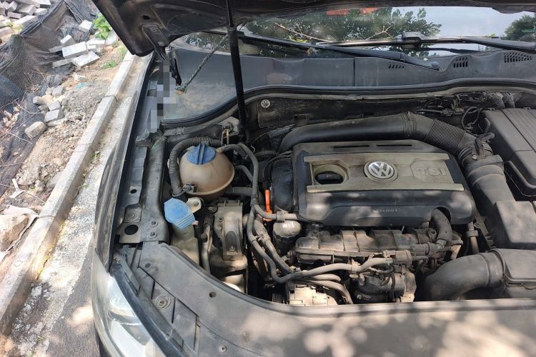 Used Volkswagen Magotan 2012 1.8TSI Luxury Model Engine Bay Right