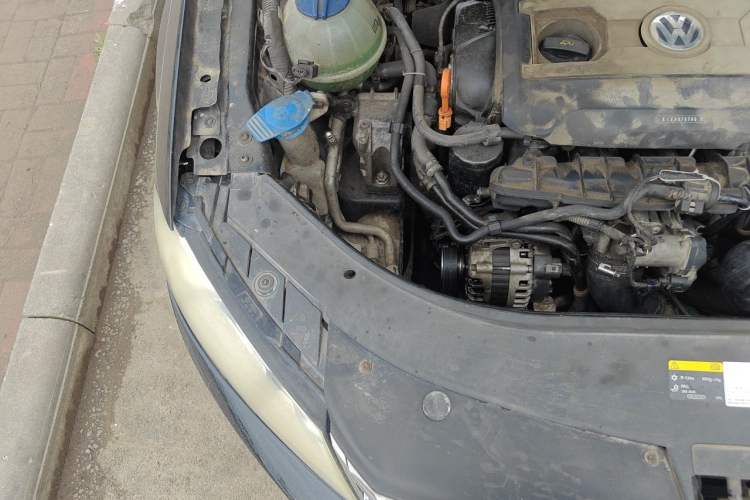 Used Volkswagen Magotan 2012 1.8TSI Luxury Model Engine Bay Right