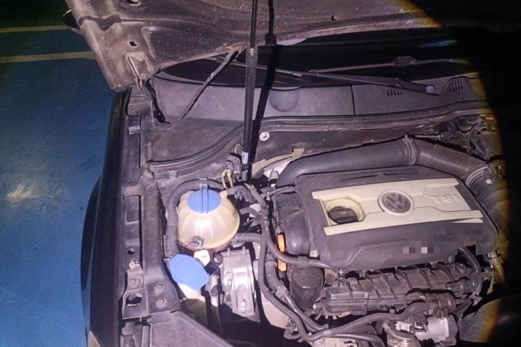 Used Volkswagen Magotan 2012 Revised 1.8TSI Luxury Version Engine Bay Right