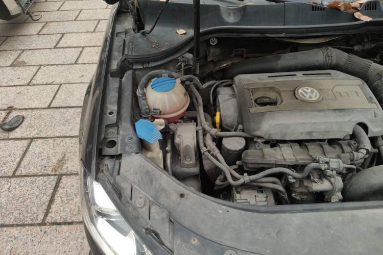 Used Volkswagen Magotan 2012 Revised 1.8TSI Luxury Version Engine Bay Right