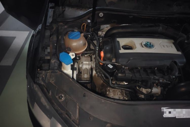 Used Volkswagen Magotan 2012 1.8TSI Comfort Model Engine Bay Right