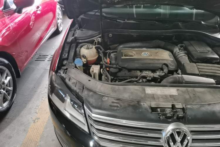 Used Volkswagen Magotan 2012 Revised Version 1.8TSI Leading Edition Engine Bay Right