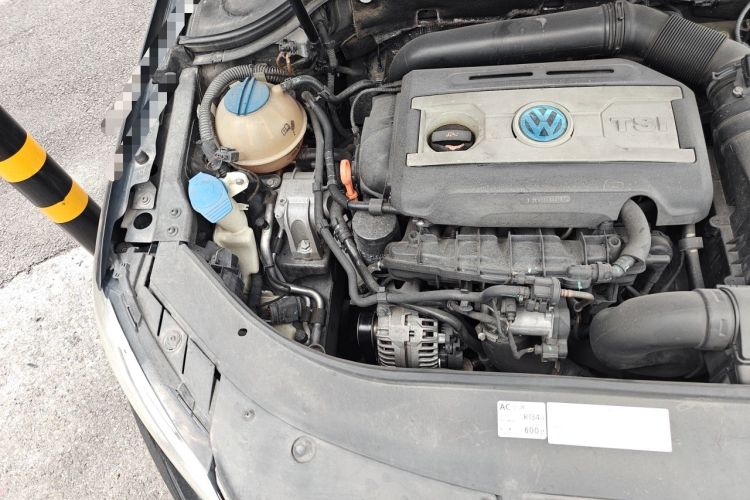 Used Volkswagen Magotan 2012 Revised Version 1.8TSI Leading Edition Engine Bay Right