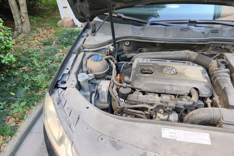 Used Volkswagen Magotan 2012 Facelift 1.8TSI Prestige Model Engine Bay Right