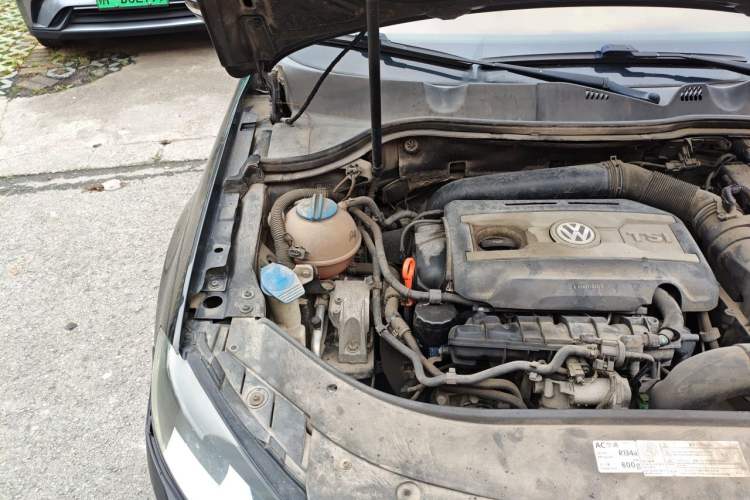 Used Volkswagen Magotan 2012 Revised Version 1.8TSI Leading Edition Engine Bay Right