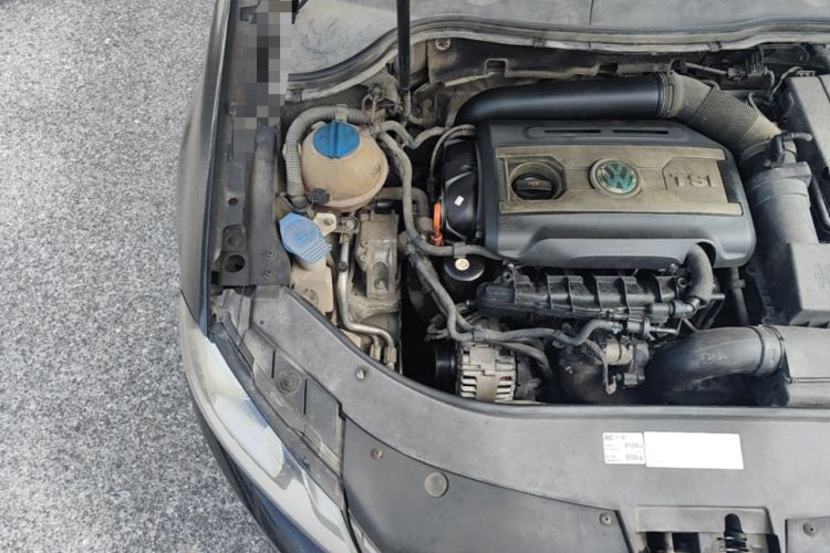 Used Volkswagen Magotan 2012 1.8TSI Luxury Model Engine Bay Right