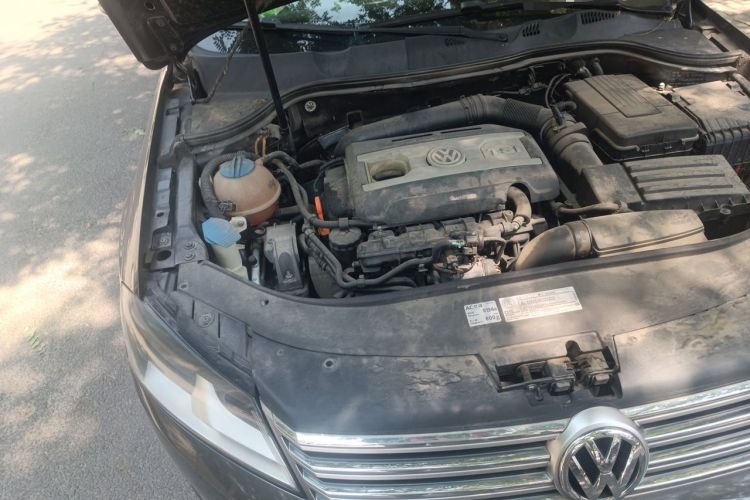 Used Volkswagen Magotan 2012 Revised Version 1.8TSI Leading Edition Engine Bay Right