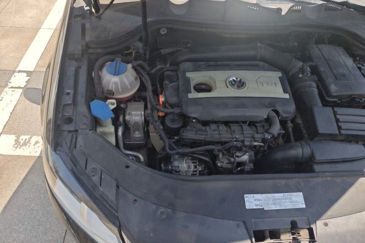 Used Volkswagen Magotan 2012 Revised Version 1.8TSI Leading Edition Engine Bay Right