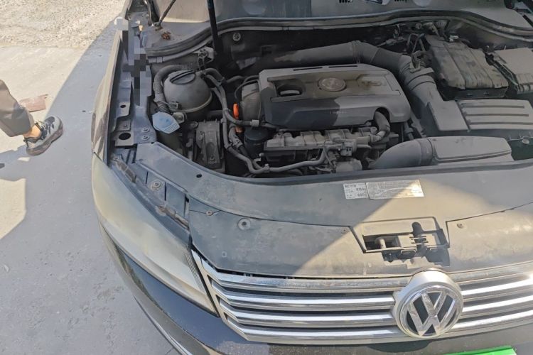 Used Volkswagen Magotan 2012 Revised Version 1.8TSI Leading Edition Engine Bay Right