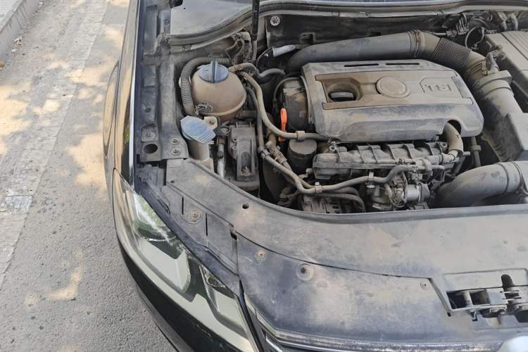 Used Volkswagen Magotan 2012 Facelift 2.0 TSI Prestige Model Engine Bay Right