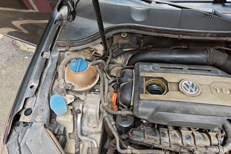 Used Volkswagen Magotan 2012 Revised 1.8TSI Luxury Version Engine Bay Right