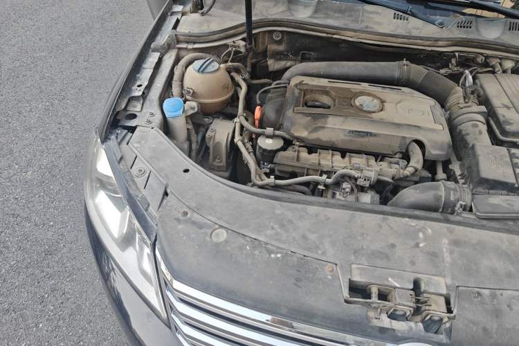 Used Volkswagen Magotan 2012 Revised 1.8TSI Luxury Version Engine Bay Right