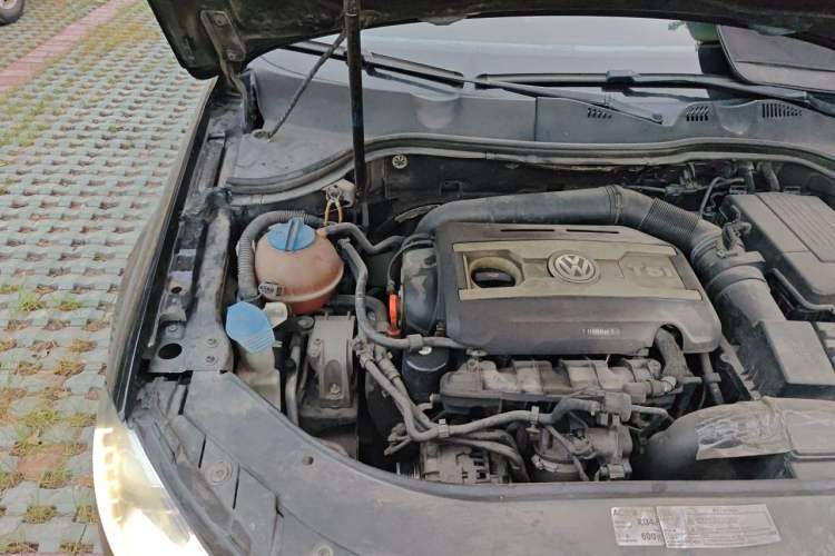 Used Volkswagen Magotan 2012 Revised 1.8TSI Luxury Version Engine Bay Right