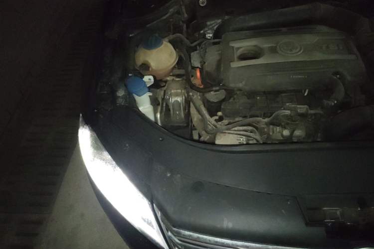 Used Volkswagen Magotan 2012 1.8TSI Luxury Model Engine Bay Right