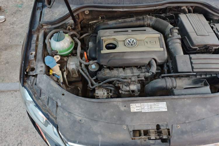Used Volkswagen Magotan 2012 Facelift 1.8TSI Prestige Model Engine Bay Right