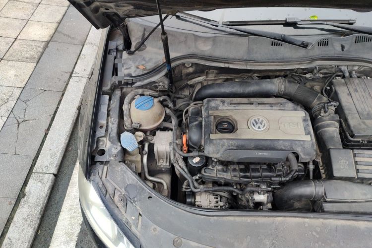 Used Volkswagen Magotan 2012 Facelift 2.0 TSI Prestige Model Engine Bay Right