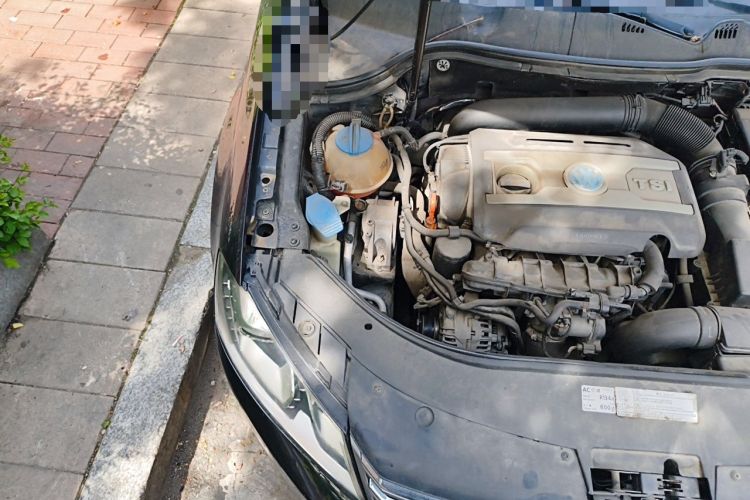 Used Volkswagen Magotan 2012 1.8TSI Comfort Model Engine Bay Right