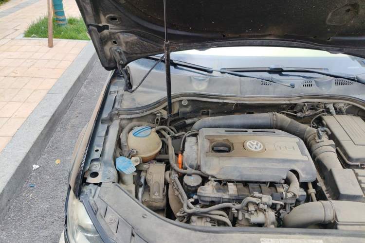 Used Volkswagen Magotan 2012 1.8TSI Luxury Model Engine Bay Right