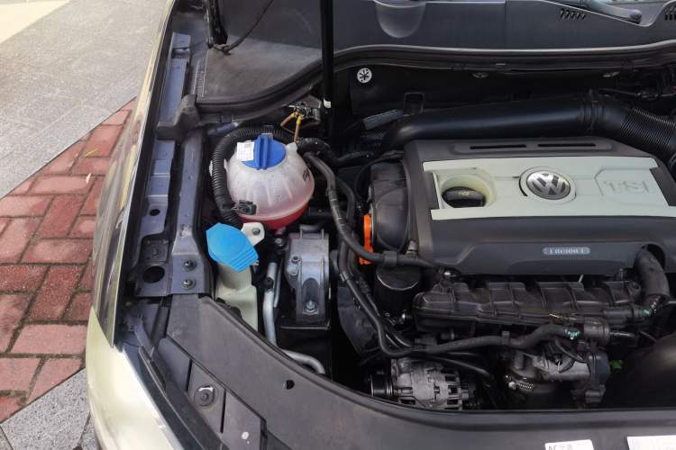Used Volkswagen Magotan 2012 1.8TSI Luxury Model Engine Bay Right