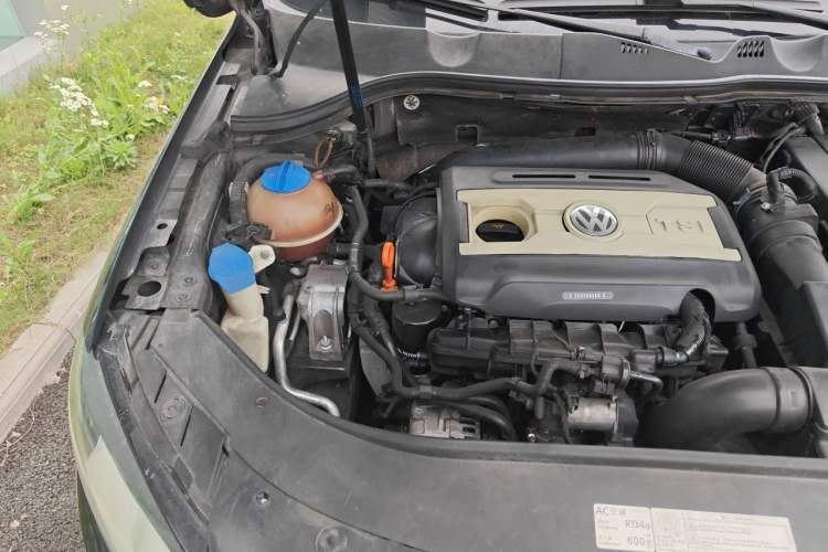 Used Volkswagen Magotan 2012 Revised Version 1.8TSI Leading Edition Engine Bay Right