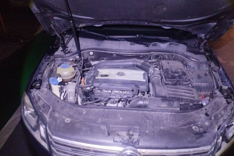 Used Volkswagen Magotan 2012 1.8TSI Prestige Model Engine Bay Right