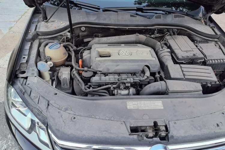 Used Volkswagen Magotan 2012 Revised Version 2.0 TSI Supreme Edition Engine Bay Right