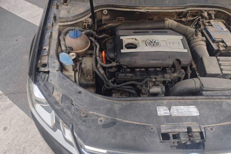 Used Volkswagen Magotan 2012 1.8TSI Luxury Model Engine Bay Right