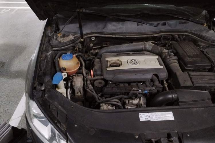 Used Volkswagen Magotan 2012 Revised 1.8TSI Luxury Version Engine Bay Right