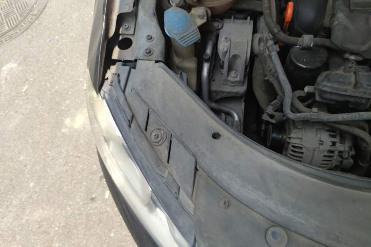 Used Volkswagen Magotan 2012 1.8TSI Luxury Model Engine Bay Right
