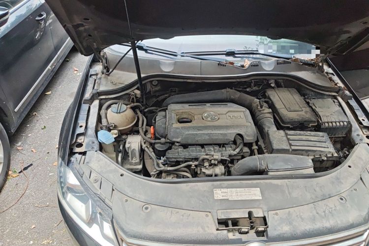 Used Volkswagen Magotan 2012 Revised 1.8TSI Luxury Version Engine Bay Right