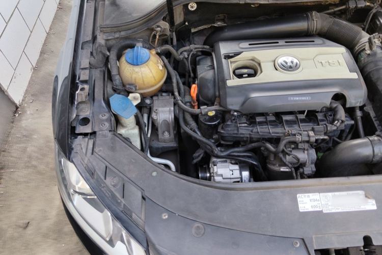 Used Volkswagen Magotan 2012 Revised Version 2.0 TSI Supreme Edition Engine Bay Right