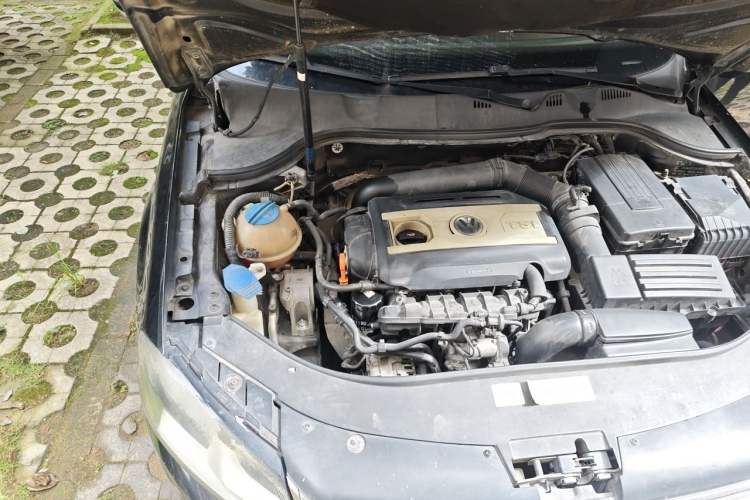 Used Volkswagen Magotan 2012 Revised Version 1.8TSI Leading Edition Engine Bay Right