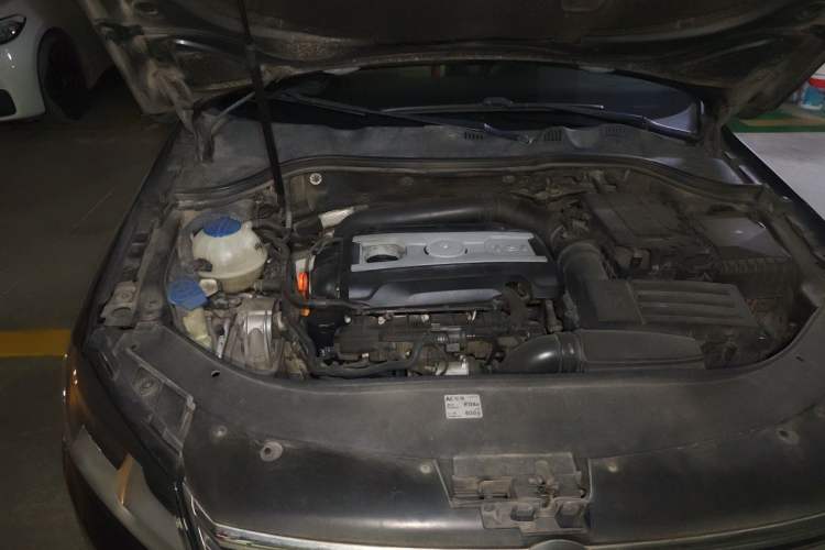 Used Volkswagen Magotan 2012 Revised Version 1.8TSI Leading Edition Engine Bay Right