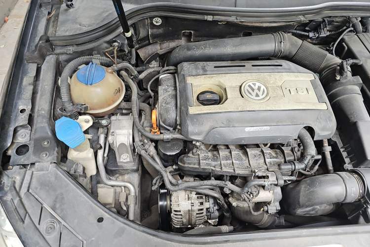 Used Volkswagen Magotan 2012 Revised Version 2.0 TSI Luxury Edition Engine Bay Right