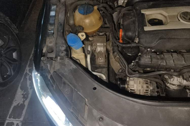 Used Volkswagen Magotan 2012 1.8TSI Prestige Model Engine Bay Right