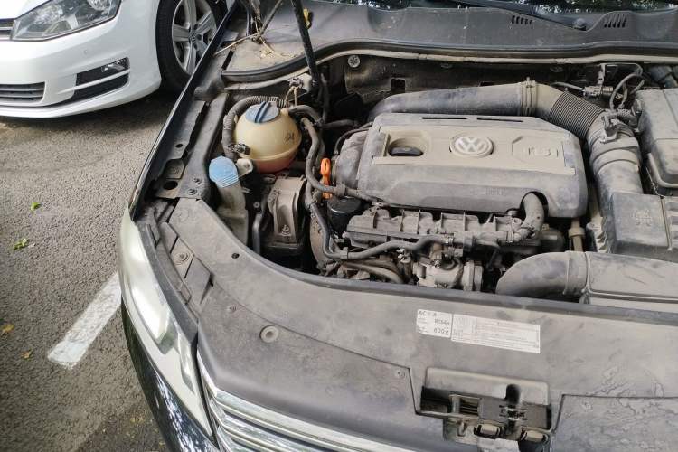 Used Volkswagen Magotan 2012 Revised Version 2.0 TSI Supreme Edition Engine Bay Right
