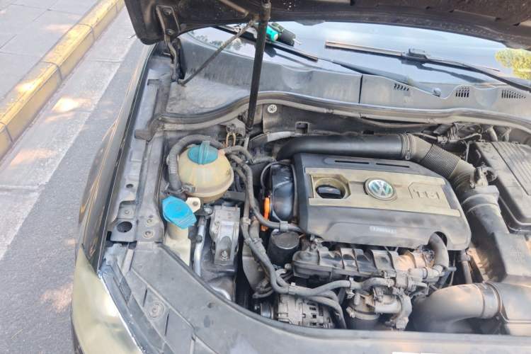 Used Volkswagen Magotan 2012 Revised 1.8TSI Luxury Version Engine Bay Right