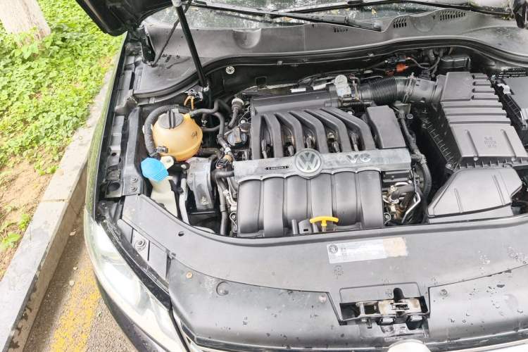 Used Volkswagen Magotan 2012 3.0 FSI Flagship Edition Engine Bay Right