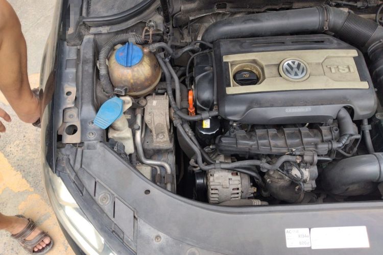 Used Volkswagen Magotan 2012 1.8TSI Luxury Model Engine Bay Right